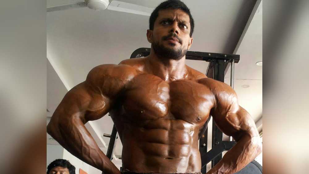 শৃঙ্খলাবদ্ধ জীবন যাপনও করেন অনিল। নেশাগ্রস্ত নন। মদ বা অ্যালকোহল মিশ্রিত পানীয় গ্রহণ করেন না। ধূমপানও করেন না। এমনকি তামাক আছে এমন কিছুই ব্যবহার করেন  না অনিল। 