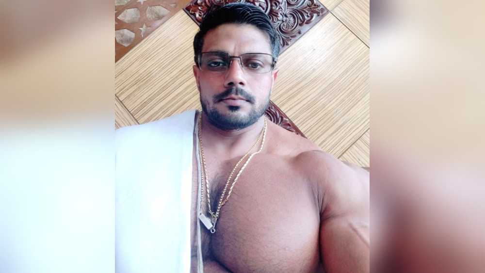 অতিমারির আবহে পুরীর রথের দড়িতে টান দিয়েছিলেন অনিল। সাধারণত তাঁর পদে, তাঁর পরিবারের ঐতিহ্য মানলে মন্দিরের বাইরে দেবতাকে সেবা করার কথা নয় তাঁর। তার পরও সেই সুযোগ আসে। কোভিড পরিস্থিতিতে ভক্ত না থাকায় সেবায়েতদের উপরেই দায়িত্ব পড়ে রথ টানার। তখনই মন্দিরের ভিতরের সেবায়েতদেরও পথে নামতে হয়।