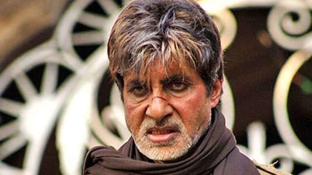 ‘আগ’ বলিউডের ক্লাসিক ছবি ‘শোলে’র রিমেক। ছবিটি চলেনি বললে কম বলা হয়। ভুল বলা হয়। কারণ দর্শক ছবিটি দেখেননি তো বটেই উল্টে পরিচালককে গালমন্দও করেছেন। ওই ছবিতে অভিনয় করেছিলেন অমিতাভ। তাঁর চরিত্রটি ছিল মূল ছবি ‘শোলে’-র ভিলেন গব্বরের আদলে। নাম বব্বন সিং। বক্স অফিসে বিপর্যয়ের রেকর্ড তৈরি করেছিল ‘আগ’। এমনকি অমিতাভ ভক্তরাও অবাক হয়ে প্রশ্ন তুলেছিলেন, কেন এই ছবি করতে গেলেন অমিতাভ!