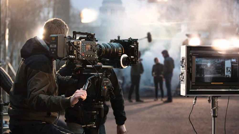 আসলে না বলতে কলজের জোর লাগে। বলতে না পারলে এ ভাবেই আফসোস করতে হয়। আর বলে ফেললে অপ্রিয় হওয়া নিশ্চিত। বলিউড তারকারাও এমন দোলাচলের ঊর্ধ্বে উঠতে পারেন না। প্রত্যাখ্যানে সম্পর্কের অবনতি হতে পারে আশঙ্কায় অনেক সময়েই উপরোধে ঢোক গিলতে হয় তাঁদেরও। যার খেসারত দিয়ে যেতে হয় জীবনভর। কারণ একটি সিনেমাকে চিরতরে মুছে ফেলা বোধ হয় সম্ভব নয়।