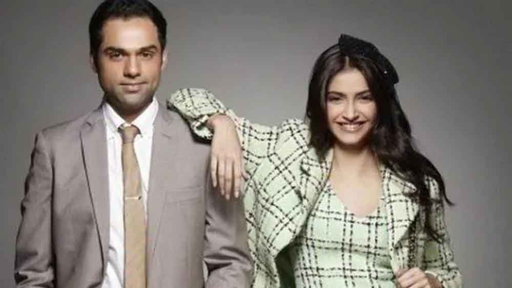 তালিকার শুরুতেই আছেন অভয় দেওল। তাঁর আফশোসের নাম ‘আয়েশা।’ এই সিনেমায় অনিল কপূরের কন্যা সোনমের বিপরীতে অভিনয় করেছিলেন অভয়। যে তিনি ততদিনে দেব ডি, ওয়ে লাকি লাকি ওয়ে-র মতো সমালোচকদের প্রশংসা পাওয়া ছবি করে ফেলেছেন। আয়েশা সমালোচকদের প্রশংসা তো পায়ইনি, বক্স অফিসেও অত্যন্ত খারাপ ফল করে। অভয় পরে প্রতিজ্ঞা করেছিলেন এমন ছবি জীবনে আর করবেন না। অভয় একটি সাক্ষাৎকারে এ-ও বলেছিলেন যে, ‘‘ছবিতে গল্পের থেকে পোশাককে বেশি গুরুত্ব দেওয়া হয়েছিল। আমি তো এমন রিভিউও পড়েছিলাম, যে খানে লেখা হয়েছে ছবিতে পোশাকের ব্যবহার প্রশংসার্হ।’’