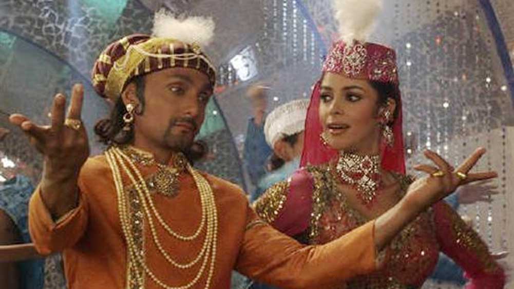 মল্লিকা শেরাওয়াতের বিপরীতে মান গয়ে ‘মুঘল-এ-আজম’ ছবিতে অভিনয় করেছিলেন রাহুল বসু। সে ছবির কথা মনে করে না কি বহু বিনিদ্র রজনী কাটিয়েছেন রাহুল। এক সাক্ষাৎকারে রাহুল ছবিটির নাম না করে বলেছিলেন, ‘‘আমার ছবি বাছাই করার ক্ষমতার কথা ভেবে কত রাতে যে চোখে ঘুম আসেনি তা আমিই জানি!’’ 