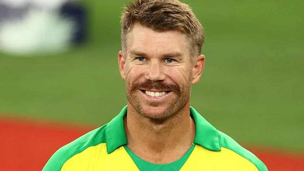 ডেভিড ওয়ার্নারের বেস প্রাইস ২ কোটি। ব্যাট হাতে ম্যাচউইনার, অধিনায়ক হিসেবে সানরাইজ়ার্সকে ট্রফি দিয়েছেন। শেষ আইপিএলে বাইরে বসতে হলেও টি-টোয়েন্টি বিশ্বকাপে সেরা ক্রিকেটার হয়েছেন। নতুন দুই দল লখনউ, আমদাবাদও তাঁকে দলে নিতে আগ্রহী। তালিকায় কেকেআর এবং আরসিবিও রয়েছে।