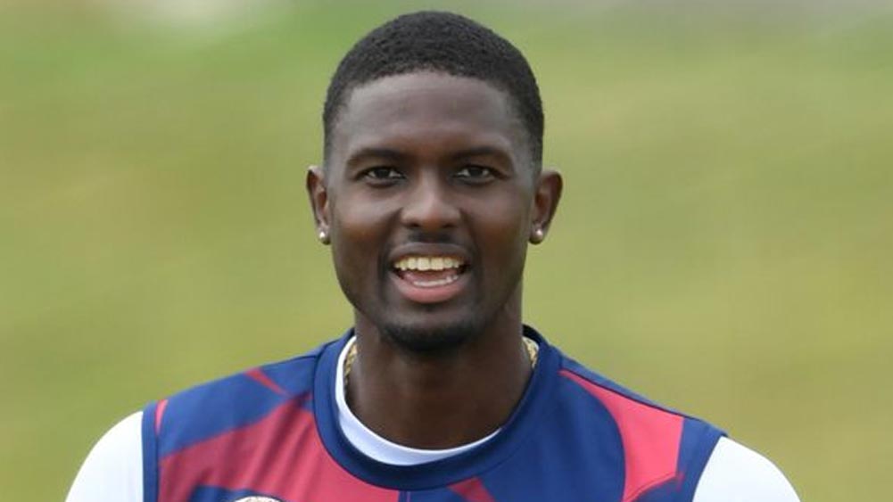 জেসন হোল্ডারের বেস প্রাইস ১.৫ কোটি। মোট ২৬টি আইপিএল ম্যাচে ১৮৯ রান ও ৩৫ উইকেটের মালিক ওয়েস্ট ইন্ডিজের অলরাউন্ডার। সাম্প্রতিক ফর্মের জোরে নিলামে বড় দাঁও পেতে পারেন। নতুন দুই দল তাঁকে কিনতে চেষ্টা করবে। সানরাইজ়ার্সও ফিরে পেতে চাইবে জেসনকে।