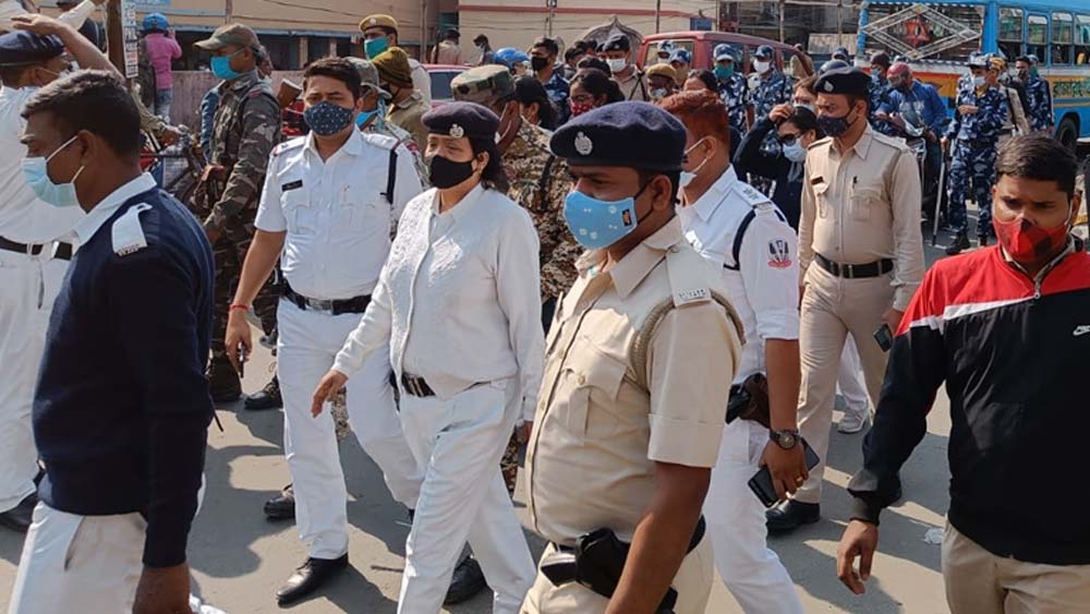 সরাসরি: বিধাননগরে ভোটের  খবর করতে গিয়ে  আক্রান্ত আনন্দবাজার  অনলাইনের সাংবাদিক 