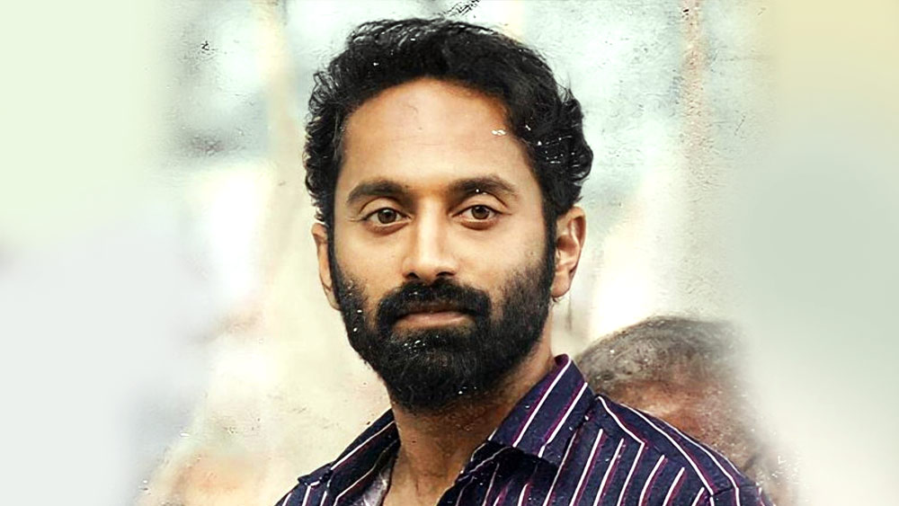 ‘পুষ্পা... ’-য় আইপিএস আধিকারিক ভৈরোঁ সিংহ শেখাওয়াতের চরিত্রে ফহাদকে দেখে মুগ্ধ ওই ছবির নায়ক অল্লু অর্জুনও। বলেছেন, ‘‘এই মুহূর্তে দেশের সেরা অভিনেতাদের অন্যতম ফহাদ। ওঁর অভিনয়ের স্টাইলে আমি মুগ্ধ। কোনও প্রম্পটার ছাড়াই অভিনয় করেন। তেলুগু ভাষা জানেন না। ফলে নিজের সংলাপ লিখে নিয়ে বার বার তা পড়তে থাকেন। তার পর পর্দায় এমন ভাবে সংলাপ বলেন, যেন তেলুগু তাঁর মাতৃভাষা!’