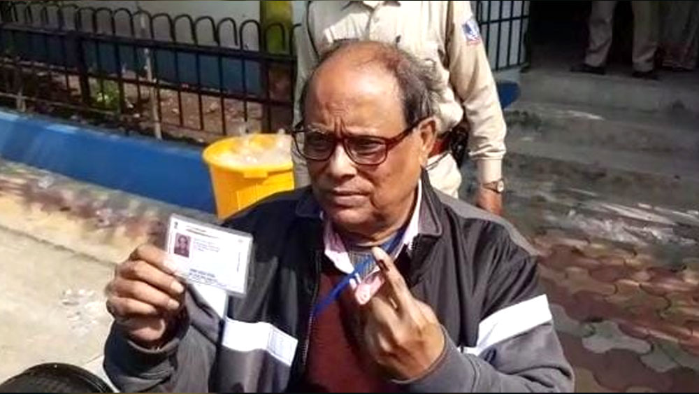 শিলিগুড়িতে ভোট দিতে গিয়ে কান্না চেপে রাখতে পারলেন না বিদায়ী মেয়র অশোক ভট্টাচার্য