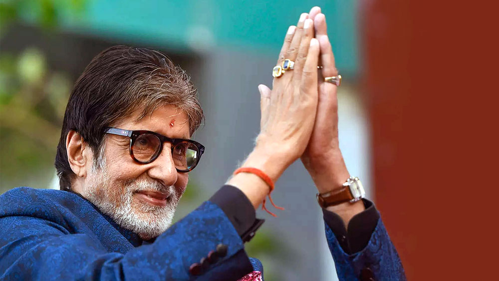 সেই সত্তরের দশকে ছ’ফুট দু’ইঞ্চির একটি ছিপছিপে যুবকের দাপট শুরু হয়েছিল বলিউডে। তার পর থেকে কয়েক দশক পরে অমিতাভ বচ্চন নিজেই একটি ব্র্যান্ড। সাধে কি আর তাঁর সম্পর্কে ফরাসি পরিচালক ফ্রাঁসোয়া ত্রুফো এক বার বলেছিলেন, ‘ওয়ান-ম্যান ইন্ডাস্ট্রি’!