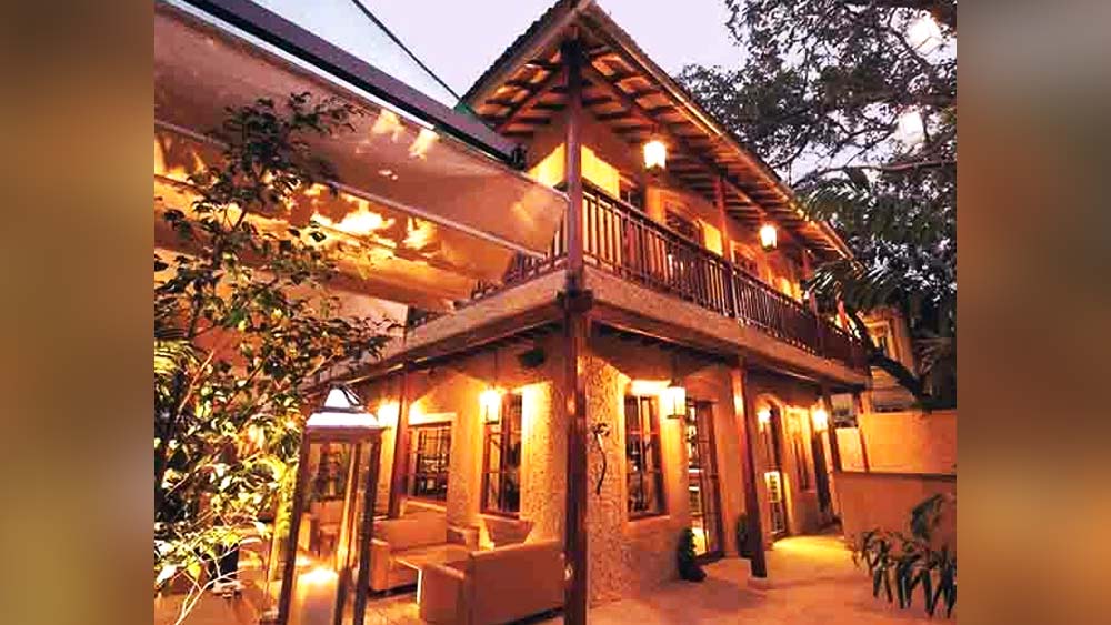 মুম্বইয়ের যে বাংলোয় সপরিবার থাকেন ৭৯ বছরের অমিতাভ, সেই ‘জলসা’-র বাজারদর নাকি ১২০ কোটি টাকা। জুহুর ওই দোতলা বাংলোটি তাঁকে উপহার দিয়েছিলেন ‘সত্তে পে সত্তা’ ছবির পরিচালক রমেশ সিপ্পি। তার আগেই অবশ্য ‘প্রতীক্ষা’ নামে একটি বাড়ির মালিক ছিলেন অমিতাভ। তবে ‘জলসা’-তে জয়া, অভিষেক, ঐশ্বর্যা এবং আরাধ্যার সঙ্গে থাকেন অমিতাভ। কাচবসানো তাক, মেঝে থেকে ছাদ পর্যন্ত জানলা, বারোক পেন্টিং— কী নেই এতে!