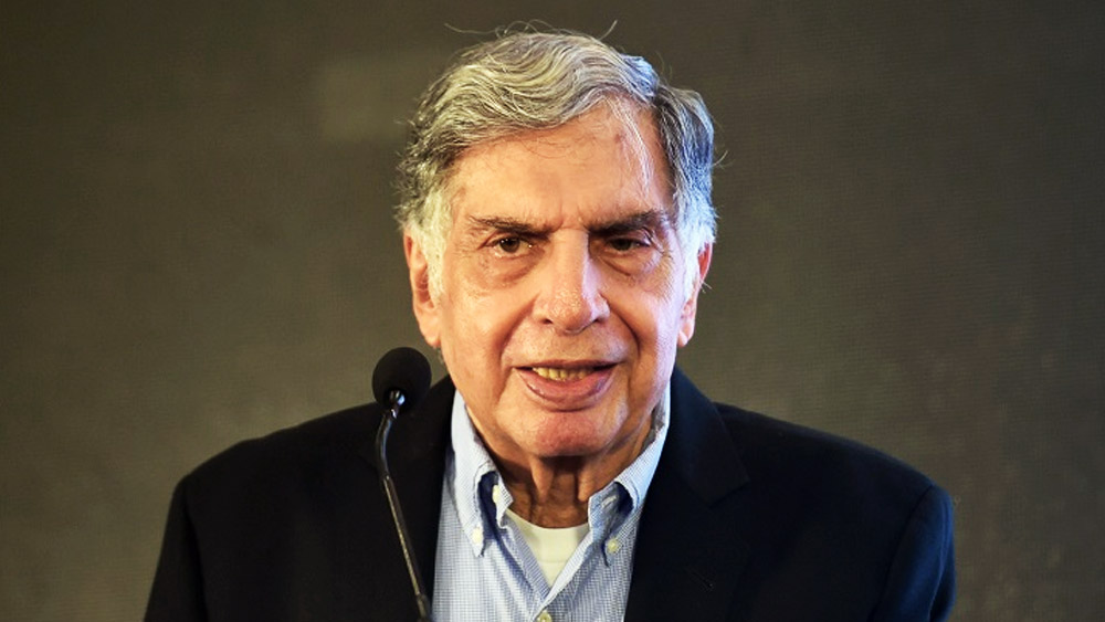 রুপোলি পর্দায় কোনও দিন তাঁকে দেখা যায়নি। তবে নিজের ক্ষেত্রে তিনিও তারকা। টাটা গোষ্ঠীর প্রতিষ্ঠাতা তথা প্রাক্তন চেয়ারম্যান অবসরজীবনে প্রবেশের আগে একাধিক দায়িত্ব সামলেছেন। দেশের শিল্পক্ষেত্রকে নয়া উচ্চতায় নিয়ে যেতে তাঁর অবদানও কম নয়। পদ্ম-সম্মানে ভূষিত রতন অবসরজীবন কাটানোর জন্য মুম্বইকেই বেছে নিয়েছেন। 