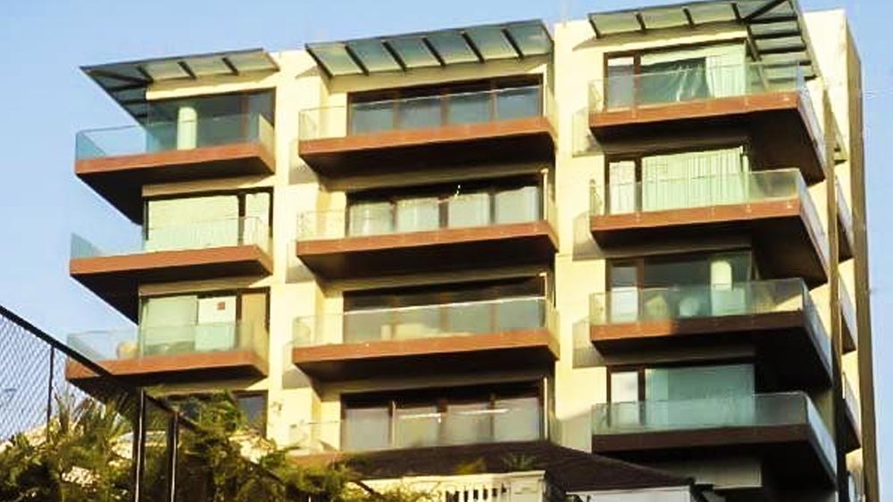 দিল্লির মধ্যবিত্ত পরিবার থেকে বলিউডে ঝাঁ-চকচকে দুনিয়ার প্রথমসারির বাসিন্দা। শাহরুখের মতোই তাঁর বাংলো ‘মন্নত’-কেও অনেকে একডাকে চেনেন। মুম্বইয়ে ঘুরতে আসা অনেকেই মন্নত-দর্শনে বান্দ্রায়ও ঢুঁ মারেন। নিজস্ব জিম, সুইমিং পুল, একটি বিশালাকার সিনেমা হল, বাগান, লাইব্রেরি এবং অবশ্যই একটি প্রেক্ষাগৃহ— শাহরুখের বাংলোয় কী নেই! এর বাজারদর নাকি কবেই ২০০ কোটি টাকা ছুঁয়েছে।