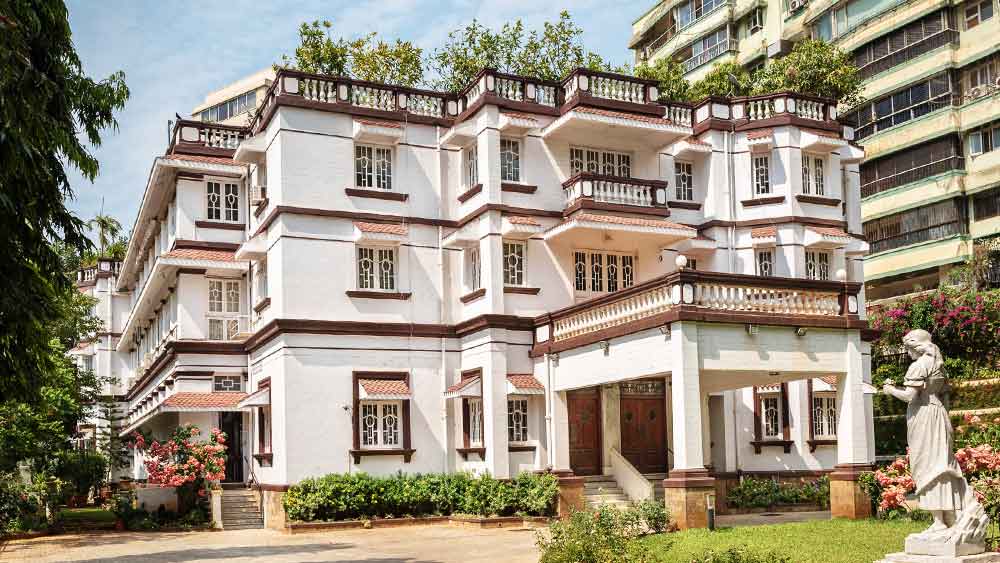 মালাবার হিলের উপরে যে প্রাসাদোপম বাংলোটি চোখে পড়ে, সেটির মালিক হলেন ৫৪ বছরের কুমার মঙ্গলম বিড়লা। প্রায় ৩০ হাজার বর্গফুটে ছড়িয়ে থাকা বাংলোয় রয়েছে ২০টি বাথরুম। সুইমিং পুলের বদলে একটি পুকুর-সহ বিরাট বাগান। সে পুকুলের ৫০০-৭০০ জন অনায়াসে ঢুকে যেতে পারে। আরব সাগরের দিকে মুখ করে তাকিয়ে থাকা এ প্রাসাদের বাজারদর নাকি ৪২৫ কোটি টাকা।