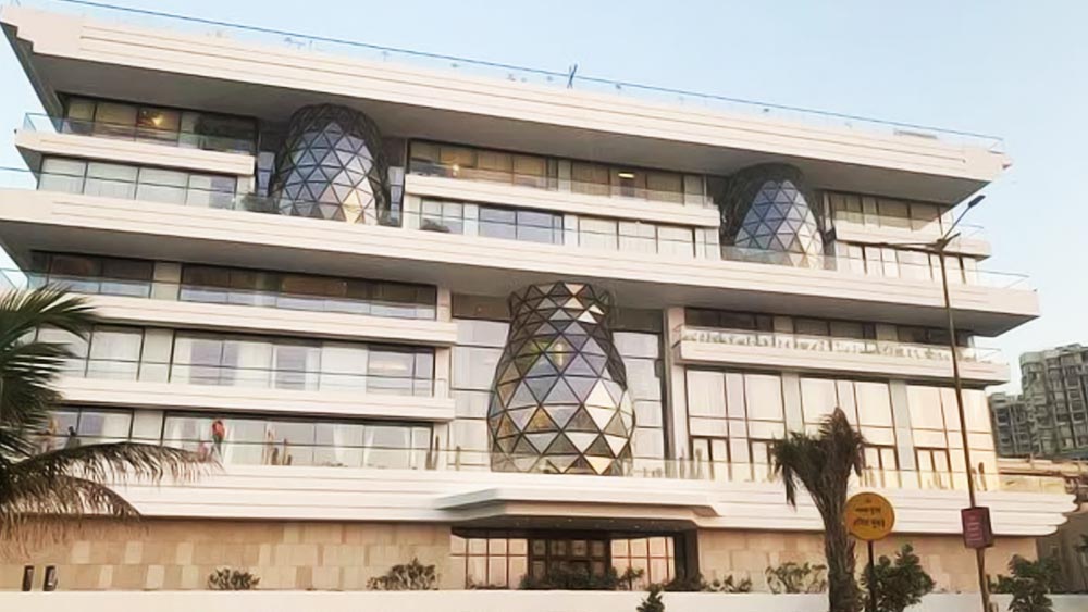 পিরামল গোষ্ঠীর এগ্‌জিকিউটিভ ডিরেক্টর আনন্দ পিরামলের সঙ্গে বিয়ের পর ওরলিতে একটি বাংলোয় তাঁর সঙ্গে থাকতে শুরু করেন ঈশা অম্বানী। ৫০ হাজার বর্গফুটের মধ্যে ছড়িয়ে রয়েছে তাঁদের বাংলো ‘গুলিতা’। অজয় এবং স্বাতী পিরামলই নাকি নবদম্পতিকে এটি উপহার দিয়েছিলেন। তিনটি বেসমেন্ট, বিরাট লন, সুইমিং পুল-সহ যাবতীয় আধুনিক বিলাসের বন্দোবস্তই রয়েছে সমুদের ধারের এে বাংলোয়। নয় নয় করে এর বাজারদর নাকি ৪৫২ কোটি টাকা।