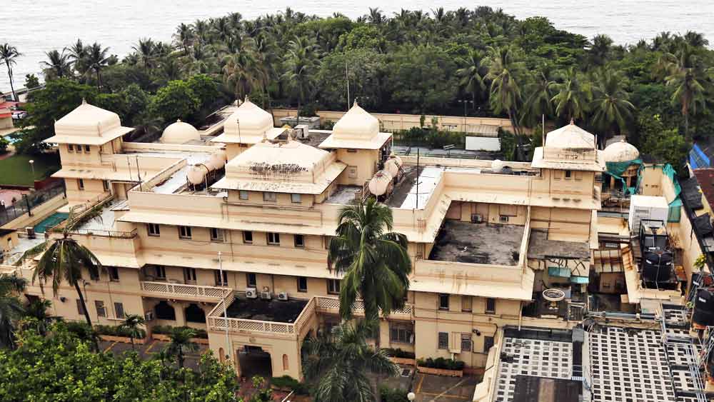 ব্রিচ ক্যান্ডি এলাকায় সাইরাসের লিঙ্কন হাউসের দরজা খুললেই চোখে পড়ে উদার সমুদ্র। মুম্বইয়ের সবচেয়ে দামি বাংলোগুলির মধ্যে একেবারে প্রথমসারিতে রয়েছে। আবার ঐতিহ্যবাহী সম্পত্তিগুলির মধ্যেও অন্যতম। দামও মন্দ নয়। সাড়ে ৭০০ কোটি টাকা!  