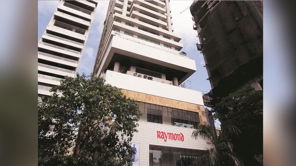 মুম্বইয়ের ব্রিচ ক্যান্ডি এলাকা সাইরাস পুনাওয়ালার মতোই গৌতম বাড়ি রয়েছে। বা়ড়ি তো নয়, যেন প্রাসাদ! ৬ হাজার বর্গফুট জুড়ে সেই ‘জে কে হাউস’-এ ৩০ তলা রয়েছে। তার ছ’টিতে শুরু গাড়ি রাখার বন্দোবস্ত। এই বাড়িতেই ‘রেমন্ড’-এর অফিসও রয়েছে। গোটা বাড়ির দাম ছুঁয়েছে ৬ হাজার কোটি টাকা।