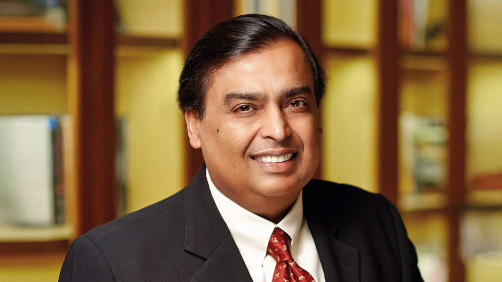 রিলায়্যান্স ইন্ডাস্ট্রিজ-এর অধিকাংশ শেয়ারের মালিক শিল্পপতি মুকেশ অম্বানী এক সময় ইয়েমেনে বসবাস করতেন। তবে আজকাল মুম্বইয়েই পাকা ঘাঁটি গড়েছেন। সত্তরের দশকে মুম্বইয়ের ভুলেশ্বরের দু’কামরার ফ্ল্যাট থেকে আজ বিশ্বের দ্বিতীয় দামি বাংলোর মালিক মুকেশ।