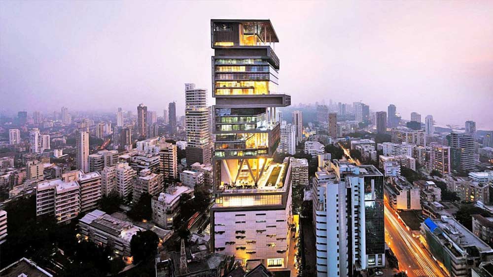 এমন একটি সিনেমা হল, যার ভিতরে অন্তত ৮০ জন হাত-পা ছড়িয়ে বসতে পারেন। রয়েছে ন’টি দ্রুতগতির এলিভেটর, তিনটে হেলিপ্যাড, আইসক্রিম পার্লার। সঙ্গে সুইমিং পুল, জিম— এ সব তো রয়েইছে মুম্বইয়ে অ্যাল্টামাউন্ট রোডে মুকেশের বাড়ি ‘অ্যান্টিলা’-য়। গত বছরের গোড়ায় বার বারই শিরোনামে জায়গা করে নিয়েছিল মুকেশের এই বাড়িটি। ২৭তলা ওই বাড়ির অদূরে বিস্ফোরক রাাখা ছিল। তাকে ঘিরে বেশ রহস্যও ছড়িয়েছিল। দেশের অন্যতম ধনী মুকেশের ওই বাড়িরে বাজারদর কত? তা নাকি প্রায় ১২ হাজার কোটি টাকা।