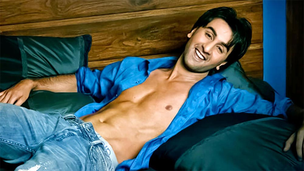 কী সেই রেকর্ড? তা জানানোর আগে অভিনেতা রণবীরের দিকে আলো ফেলা যাক। ২০০৭ সালে অভিষেকেই নজর কে়ড়েছিলেন রণবীর। সুঠাম দেহ, আয়ত চোখের ‘সাওয়ারিয়া’ রণবীরকে প্রথম দেখাতেই মন দিয়ে ফেলেছিলেন অনেকে। সে ছবিতে ‘যব সে তেরে নয়না’ গানটি তো তুমুল হিট। তবে বক্স অফিসে মোটেও ভালবাসা জোটেনি রণবীরদের।