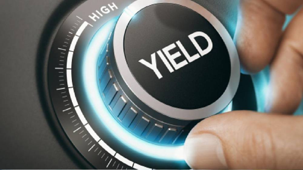 ইল্ড হিসেব করার বেশ কয়েকটি পদ্ধতি আছে। একটি হল কারেন্ট ইল্ড। এই ইল্ডে হিসেব করা হয় যে এই মুহূর্তে কোনও বন্ড থেকে কেমন ইল্ড পাচ্ছেন। যে হেতু হিসাবটি এই মুহূর্তের, তার মানে বন্ডটি এখনও আপনার হাতে আছে। ফলে তা বেচে মুনাফার মুখ দেখার সম্ভাবনা এখানে নেই। বন্ডের কুপন ফের লগ্নি হওয়ার দরুণ প্রাপ্য সুদও এখানে হিসাব করা হয় না। তাই এখানে শুধু বন্ড থেকে যে মোট সুদ পাচ্ছেন, তা বন্ডের বর্তমান দামের যত শতাংশ, তা-ই হল কারেন্ট ইল্ড।