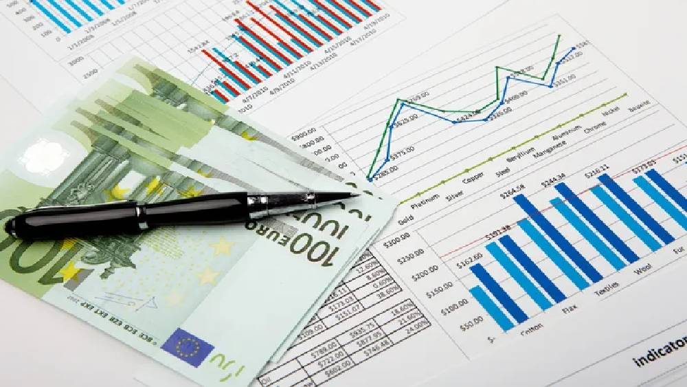 এ ছাড়া কোনও কারণে সংস্থা বা সরকারের আর্থিক অবস্থা সঙ্গীন হলে লগ্নির টাকা ফেরত না পাওয়ার ঝুঁকিও থেকে যায়। বন্ডই হোক বা শেয়ার, কষ্টের রোজগারের উপর একটু ভাল রিটার্নের আশায় তা বিভিন্ন জায়গায় বিনিয়োগ করে মানুষ। তাই ঋণপত্রে টাকা ঢালার আগে তা থেকে আখেরে কতটা রিটার্ন পাওয়া যাবে তা বিশদে জেনে নেওয়া ভাল।