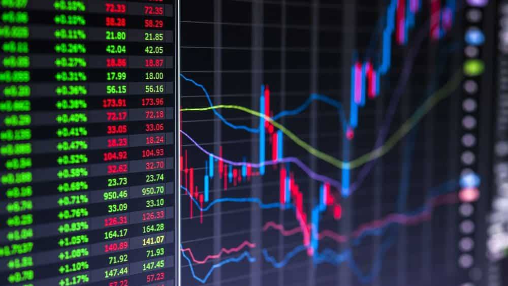 সাধারণত এই হার সম্পূর্ণ মেয়াদের জন্য একই থাকে। এ ছাড়াও ওই কুপন না তুললে তা ফের বন্ডেই বিনিয়োগ হয়। ফলে সেটা কুপনের উপরে পাওয়া সুদ। তার মানে, প্রথম বছরে কুপন হিসেবে পাওয়া ওই ১০ টাকার উপরেও দ্বিতীয় বছরে তার ১০% (১ টাকা) সুদ পাবেন আপনি। বাজারে বন্ডের দর ওঠানামা করে। ফলে ১০০ টাকায় কেনা বন্ড ১১০ টাকায় বেচতে পারলে তা থেকেও ১০ টাকা মুনাফা ঘরে তোলা সম্ভব। মোট এই তিন ধরনের প্রাপ্তি মিলিয়ে যে মুনাফা হাতে পাবেন তা আপনার মোট বিনিয়োগের অনুপাতে কতখানি, সহজ কথায় তা-ই হল ওই বন্ডের ইল্ড।