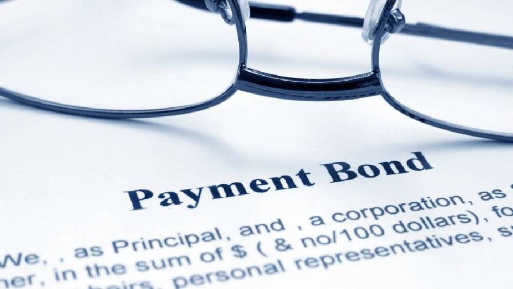 এ বার আসা যাক ‘ইল্ড টু ম্যাচিওরিটি’র প্রসঙ্গে। এ ক্ষেত্রে দেখা হয় গ্রাহক মেয়াদের পুরো সময় বন্ডটি না ছেড়ে দিয়ে ধরে রাখলে, কেমন ইল্ড পেতে পারেন। ধরা যাক, বন্ডের দাম ১০০ টাকা। কুপন ১০। মেয়াদ দু’বছর। মনে করুন ইস্যু হওয়ার কিছুক্ষণ বা এক দিন পরেই ৯০ টাকায় সেই বন্ড কিনেছেন আপনি। এবং তা ধরে রাখছেন দু’বছর। সে ক্ষেত্রে প্রথম বছরের শেষে পাওয়া ১০ টাকা কুপনও ফের সেখানে লগ্নি হবে। ফলে মেয়াদ ফুরোলে মোট পাওয়া যাবে (১০০+১০+১১) = ১২১ টাকা।