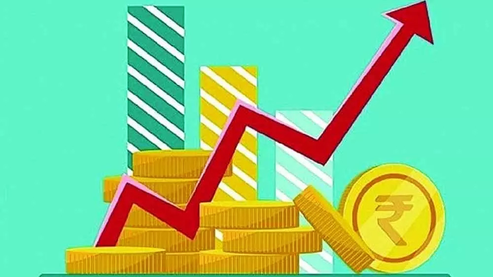 এ ছাড়াও রয়েছে রিয়েলাইজড ইল্ড। অনেক সময়েই গ্রাহক পুরো মেয়াদ বন্ড ধরে রাখেন না। ভাল দর পেলে তা বেচে দেন। ফলে সেই সময় পর্যন্ত পাওয়া কুপন, ওই কুপন থেকে প্রাপ্ত সুদ এবং বন্ড বেচে হওয়া মুনাফা এই তিন ক্ষেত্র থেকে পাওয়া মোট টাকা তাঁর বিনিয়োগের কত শতাংশ, তা-ই হল রিয়েলাইজড ইল্ড। যে দরে আপনি বাজার থেকে বন্ড কিনছেন, তা কম হলে ইল্ড-ও বেশি হওয়ার সম্ভাবনা। ফলে বন্ডের দর আর ইল্ড সাধারণত একে অন্যের উল্টো দিকে হাঁটে। অর্থাৎ, দাম বেশি মানে বন্ডের ইল্ড কম। আর দাম কম মানে ইল্ড বেশি।