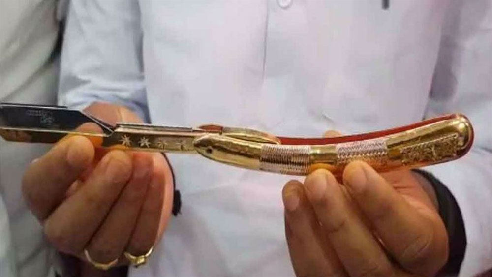 পুণে সংলগ্ন পিম্পরি চিঞ্চওয়াড় শহরের ওই সেলুনে প্রত্যেক খদ্দেরই ‘স্পেশাল’! অন্তত ওই সেলুনের মালিক অবিনাশ বরুন্ডিয়ার তেমনই দাবি। তাঁর সেলুনে আসা লোকজনের গোঁফদাড়ি কামানোর জন্য আস্ত একটি সোনার ক্ষুর কিনে ফেলেছেন অবিনাশ!