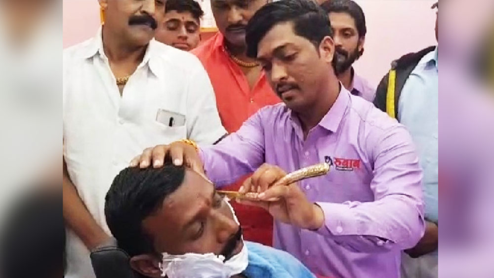 হঠাৎ করে সোনার ক্ষুরই বা কিনতে গেলেন কেন? অবিনাশের দাবি, তাঁর সেলুনে আসা প্রতিটি খদ্দেরই ‘স্পেশাল’। তাঁদের তেমন মনে করাতেই সোনার ক্ষুর ব্যবহার করা শুরু করেছেন।