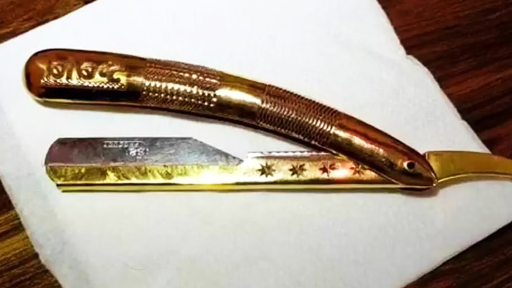 তাঁর সেলুনে যে সোনার ক্ষুরে গোঁফদা়ড়ি কাটা যায়, সে কথা ঘটা করে প্রচারও করছেন অবিনাশ। এমনকি, সম্প্রতি সেলুনের উদ্বোধনে স্থানীয় এক বিজেপি বিধায়ক গোপীনাথ পডবলকরকেও আমন্ত্রণ জানান তিনি। এমন প্রচারে হাতেনাতে ফলও পাচ্ছেন অবিনাশ। ধীরে ধীরে হলেও পসার বাড়ছে।