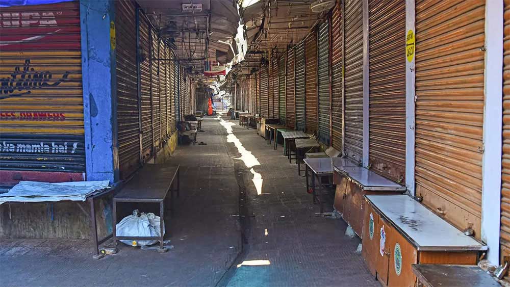 তবে করোনাকালে পসার বাড়ানো তো দূরের কথা, ব্যবসা লোপাট হওয়ার দায় হয়েছিল অবিনাশদের মতো ছোট দোকানিদের। করোনার সংক্রমণ রুখতে ২০২০ সালের ২৫ মার্চ থেকে দফায় দফায় দেশ জুড়ে লকডাউন ঘোষণা করেছিলেন কেন্দ্রের নরেন্দ্র মোদী সরকার। বন্ধ রাখতে হয়েছে দোকানপাট-হাটবাজার, সেলুন-স্পা-জিম-রেস্তরাঁ বা শিক্ষা প্রতিষ্ঠান। তার জেরে বেজায় লোকসান হয়েছে অবিনাশ-সহ দেশের অগণিত ছোটখাটো ব্যবসাদারদের। কাজ হারিয়েছেন বহু পরিযায়ী শ্রমিক-সহ অংগঠিত ক্ষেত্রে বহু কর্মরত।