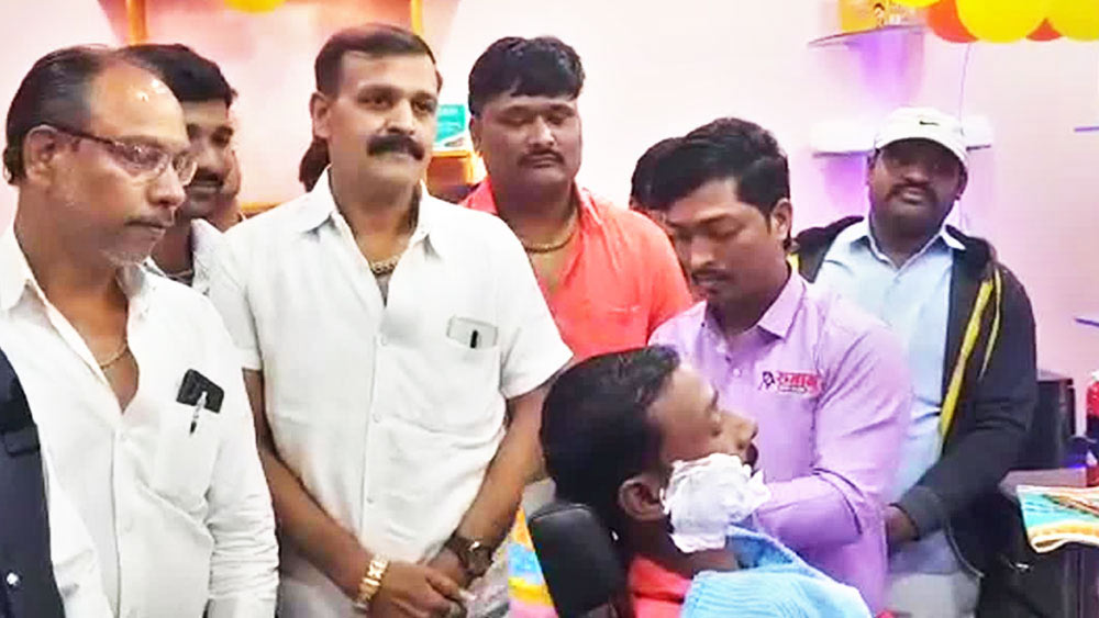 অবিনাশের দাবি, সোনার ক্ষুরে গোঁফদাড়ি কামানোয় প্রত্যেক খদ্দেরই নিজেকে ‘স্পেশাল’ বলে মনে করবেন। তাই এমন উপায় বার করেছেন তিনি। এতে তাঁর সেলুনে লোকজনও ভিড় করবেন বলে মনে করেন অবিনাশ।