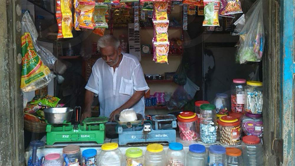 ব্যবসা চালাতে খদ্দেরদের কথা মাথায় না রাখলে চলে! কথায় বলে খদ্দেরই লক্ষ্মী। সেই লক্ষ্মীকে টানতে দোকানিরা কত কী করেন! সাধারণত দোকান সাফসুতরো রাখা বা তাতে রকমারি মালপত্র মজুত করেই খালাস অনেকে। তবে খদ্দের টানতে পুণের একটি সেলুনের মালিক অভিনব পন্থা বেছে নিয়েছেন।