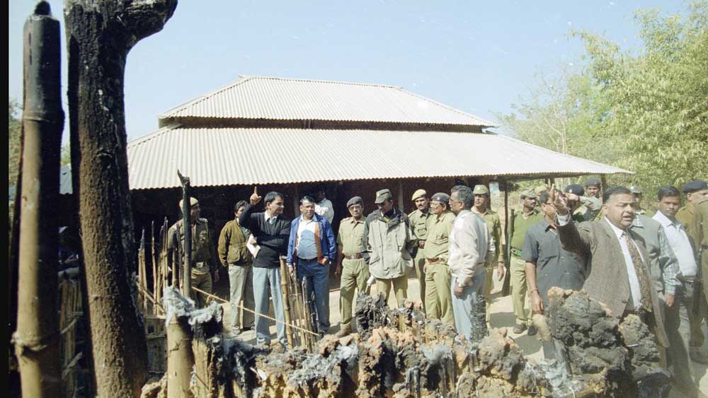 ছোট আঙাড়িয়ায় সিবিআই তদন্তকারীরা।