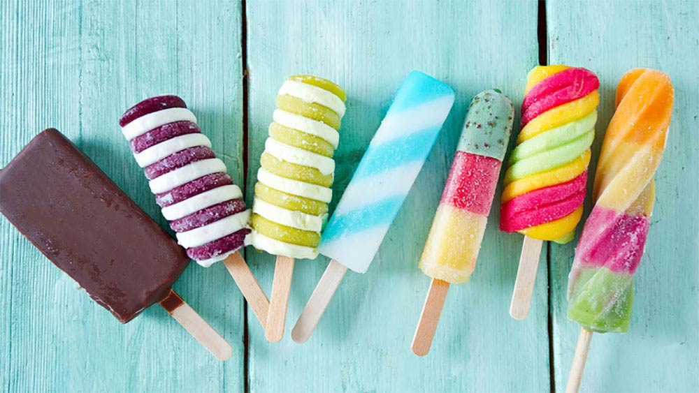 লাল-নীল-হলদে রঙের সেই কাঠি আইসক্রিম (পপসিকল) খাওয়ার দিনগুলির কথা মনে পড়ে? ছুটির ঘণ্টা বাজলেই ছুটে যেতেন আইসক্রিমওয়ালার কাছে। হাতখরচ বাঁচিয়ে জমানো পয়সা দিয়ে কিনে ফেলতেন রঙিন কাঠি আইসক্রিম। কখনও বা কাঠফাটা রোদে কাঠি আইসক্রিম কিনে দেওয়ার জন্য মা-বাবার কাছে বায়না জু়ড়তেন। কী করে তৈরি হয়েছিল এই আইসক্রিম?