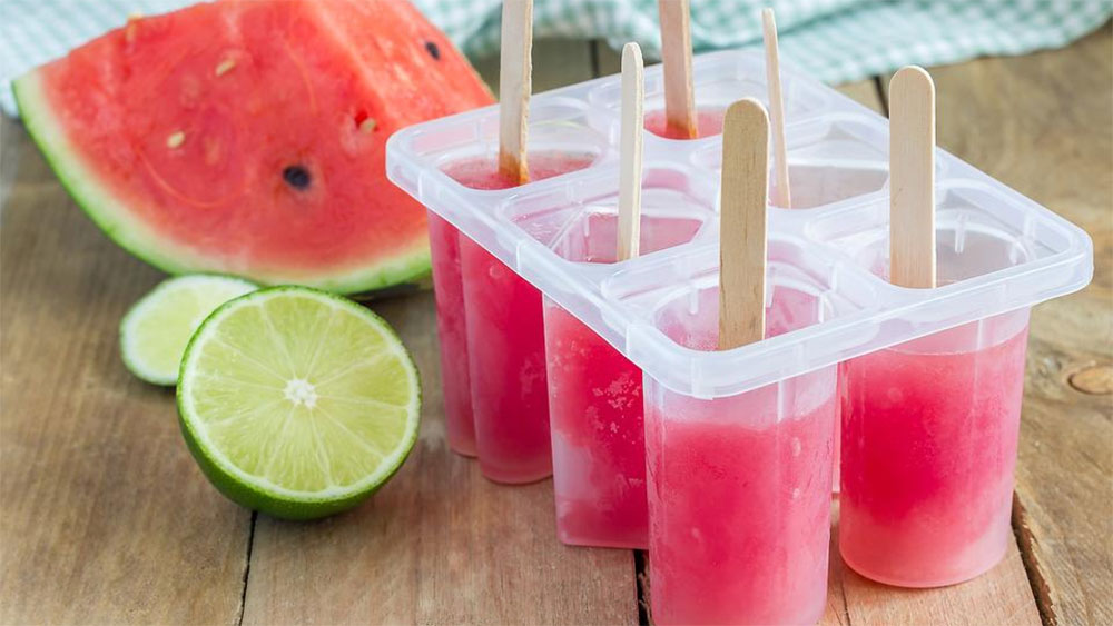 কাঠিতে সাঁটা ওই বরফের গোলা তৈরির কথা বন্ধুবান্ধবদের কাছে বলেছিলেন এপারসন। তারাও চেখে তারিফ করেছিল। এর পর পাড়ায় ও তার আশপাশে ওই কাঠি আইসক্রিম বিক্রি করতে শুরু করেন। 