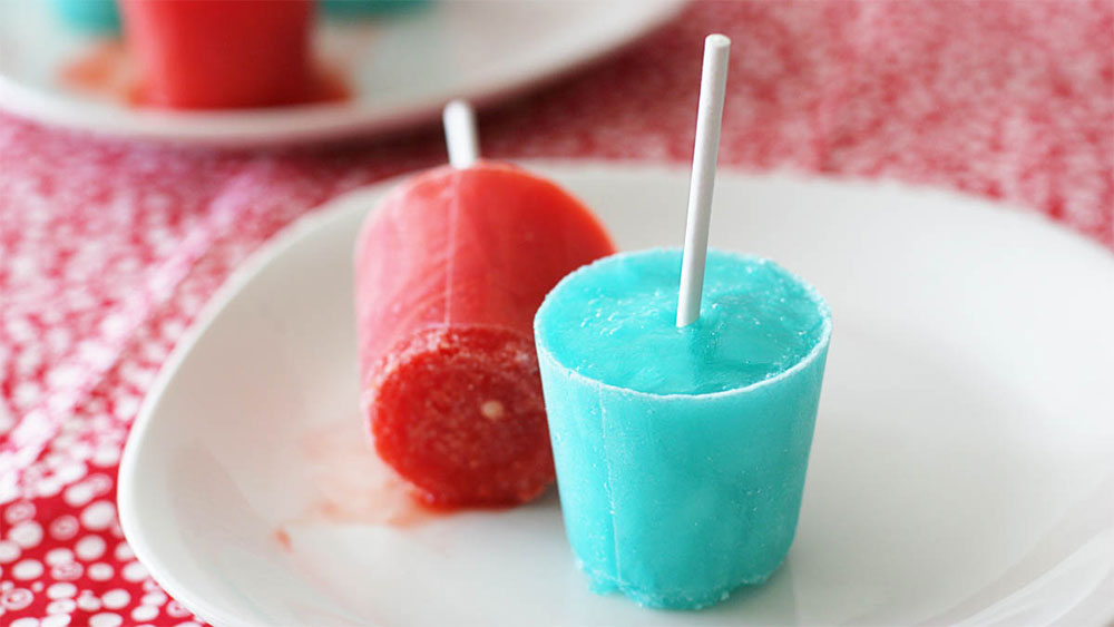 কাঠিটিকে হাতলের মতো ধরে তাতে সাঁটা বরফ চেটে খাওয়ার কথাও এপারসন জানান ক্রেতাদের। ওই বরফগোলার একটি গালভরা নামও রাখেন— এপসিকল। নিজের পদবির সঙ্গে ‘আইসিকল’ শব্দটি মিশিয়ে তৈরি নাম।