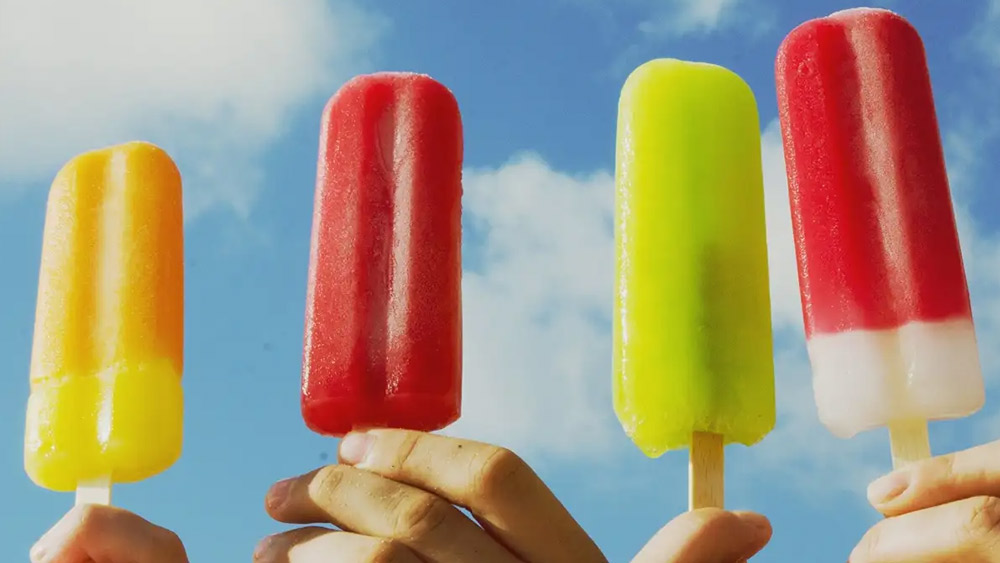 বাড়ির আশপাশে কাঠি আইসক্রিম বিক্রি করেই দু’পয়সা রোজগার করছিলেন এপারসন। ওই ‘আবিষ্কার’-এর ১৮ বছর পর নিজের এলাকার বাইরে তা বিক্রির কথা চিন্তাভাবনা শুরু করেন। সেটি ১৯২৩ সাল। জমাট বাঁধা বরফের গোলা বিক্রির জন্য বেছে নেন ক্যালিফোর্নিয়ারই নেপচুন বিচ নামে একটি বিনোদনমূলক পার্ক এলাকা। ওই পার্কে কচিকাঁচাদের কাছে এপসিকল তখন সুপারহিট!