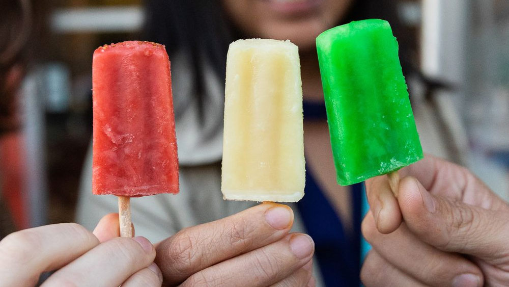 পপসিকলের বিজ্ঞাপনে এপারসন লিখেছিলেন, ‘হাত দিতে হয় না। কাঁটা-চামচ বা প্লেটের দরকার নেই। দারুণ দেখতে এই জমাটবাঁধা মিঠাইটি সহজেই মুখে পোরা যায়।’ বিজ্ঞাপনে পপসিকলের কাঠ নিয়েও গালভরা মন্তব্য করেছিলেন এপারসন। জানিয়েছিলেন, বার্চ বা পপলার কাঠ দিয়ে তৈরি হয়েছে ওই কাঠি।