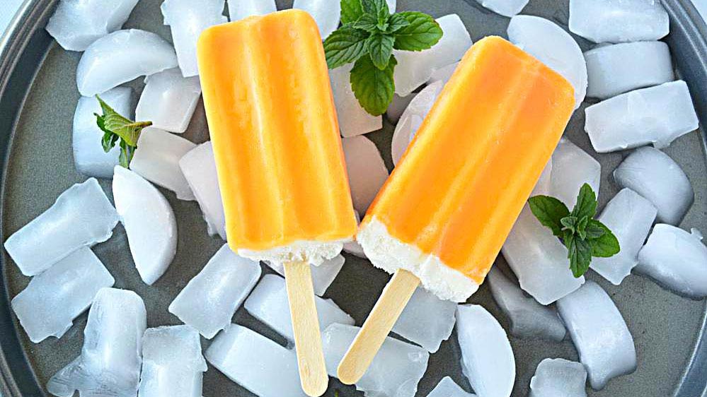 গোড়ায় মোট সাতটি রঙের পপসিকল বিক্রি করা হত। ১৯২৯-১৯৩৯ সালে অর্থনৈতিক ক্ষেত্রে মহামন্দার সময় একটি প্যাকেটে জোড়া কাঠিযুক্ত দু’টি পপসিকল বিকোনো শুরু হয়েছিল। তার দাম ছিল মাত্র পাঁচ সেন্ট। যাতে একই পরিবারের দু’টি বাচ্চার জন্য নামমাত্র মূল্যে একটি পপসিকলের প্যাকেট কিনে দিতে পারেন মা-বাবা।