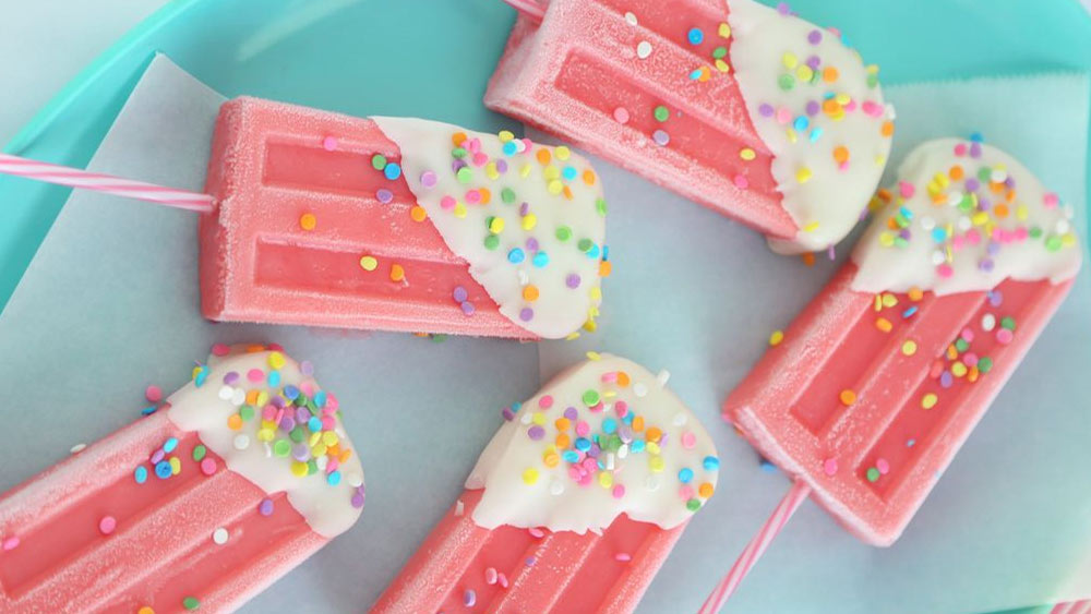 আইসক্রিম-যুদ্ধে আদালতের রায় ছিল, জমাট বাঁধা বরফের কাঠি আইসক্রিম বেচবে জো লো। এবং চকোলেটে সাঁটা কাঠি আইসক্রিম বিক্রি করতে পারবে গুড হিউমার। এর পরেও অবশ্য ওই দুই সংস্থার আইনি যুদ্ধ থামেনি। মিল্ক পপসিকল বাজারে আসার পর শরবত এবং আইসক্রিমের সংজ্ঞা নিয়ে এ বার পরের পর মামলায় ঠোকাঠুকি চলে দুই সংস্থায়। 