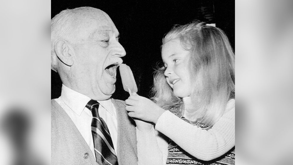 তত দিনে অবশ্য প্রয়াত পপসিকলের জনক। ১৯৮৩ সালে এপারসনের দেহ সমাধিস্থ করা হয়েছিল ওকল্যান্ডের মাইন্টেন ভিউ কবরখানায়। যদিও তত দিনে কাঠি আইসক্রিমের সঙ্গে নিজেকে পাকাপাকি ভাবে জুড়ে ফেলেছেন এপারসন। আজকাল ফি বছরে বিক্রি হয় কমপক্ষে ২০০ কোটি পপসিকল!