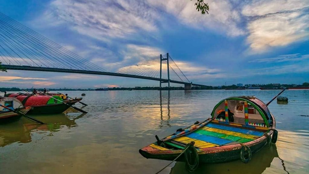 ভিড় এড়াতে আপনি নৌকা ভাড়া নিয়ে দু'জনে যেতে পারেন গঙ্গাবক্ষে