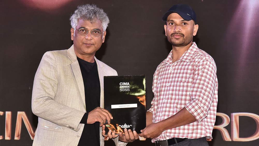 যোগেশ পি. নায়েককে ‘ডিরেক্টর্স চয়েস অ্যাওয়ার্ড’ দিলেন সুমন মুখোপাধ্যায়। 