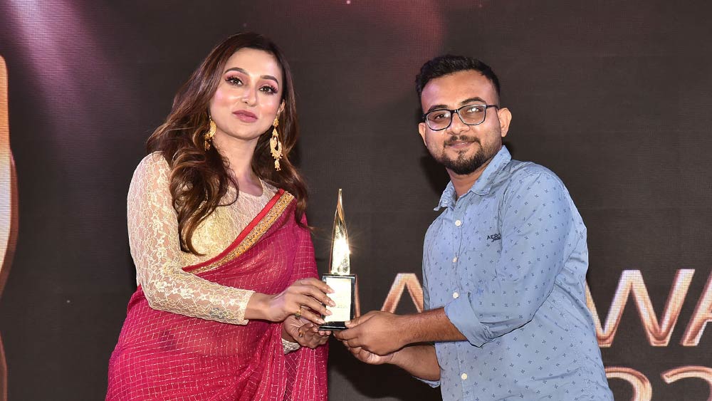 ‘মেরিট অ্যাওয়ার্ড’ নিচ্ছেন শুভঙ্কর বাগ।  