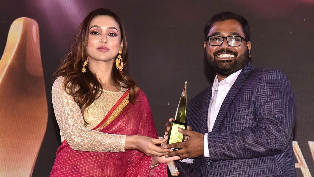 ‘মেরিট অ্যাওয়ার্ড’ পেলেন জয়দীপ ভট্টাচার্য। পুরস্কার তুলে দিলেন মিমি চক্রবর্তী। 