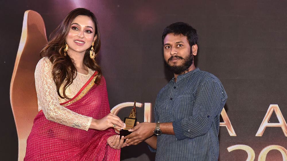 জলধর নষ্করের হাতে ‘মেরিট অ্যাওয়ার্ড’ তুলে দিচ্ছেন মিমি চক্রবর্তী। 