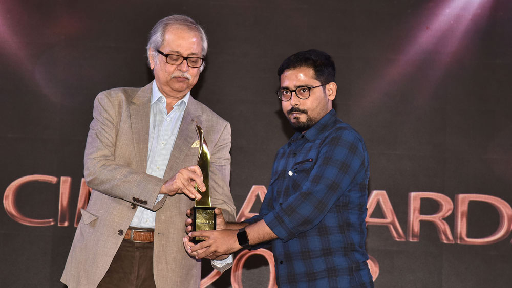 রুদ্রাংশু মুখোপাধ্যায়ের থেকে ‘স্পেশ্যাল মেনশন অ্যাওয়ার্ড’ নিচ্ছেন অনির্বাণ। 