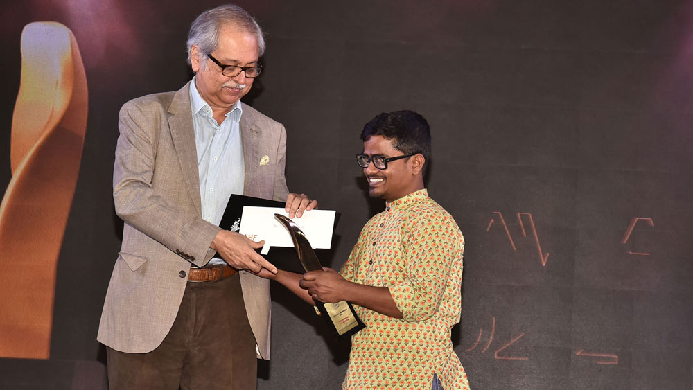 রুদ্রাংশু মুখোপাধ্যায়ের হাত থেকে ‘স্পেশ্যাল মেনশন অ্যাওয়ার্ড’ নিচ্ছেন সায়ন্তন সামন্ত। 