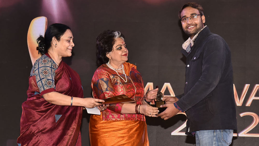 জুরি পুরস্কার নিচ্ছেন রবি মৌর্য। 